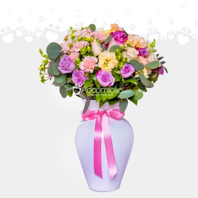 Rosas Y Claveles En Florero Para El Día De La Mujer A Domicilio En Medellín 